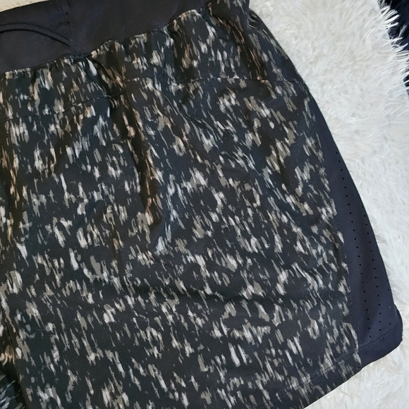 Under Armour Black Patterned Athletic Shorts - Picture 10 of 10